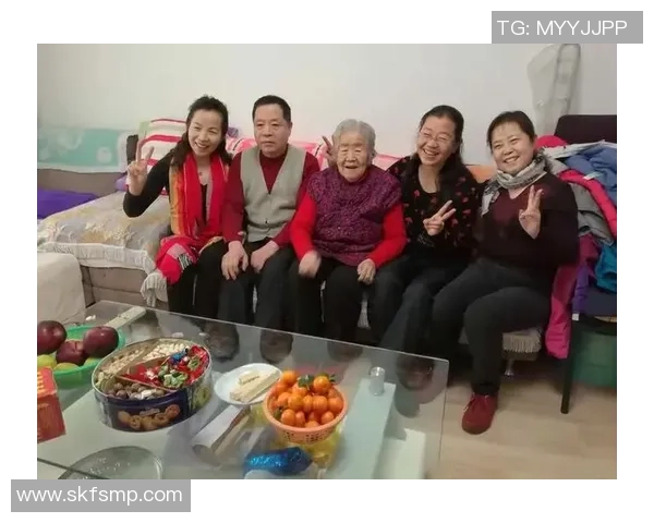 足球明星深情缅怀已故家人珍贵照片记录温馨回忆与感人瞬间 足球明星深情缅怀已故家人珍贵照片记录温馨回忆与感人瞬间