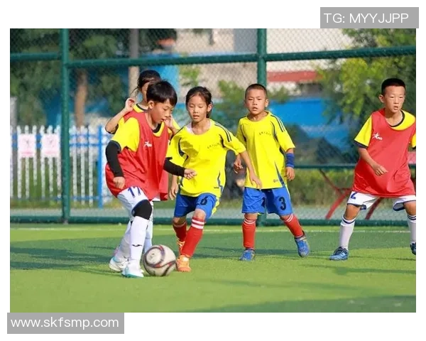 足球明星与小朋友欢乐共舞展现温馨瞬间传递快乐与梦想